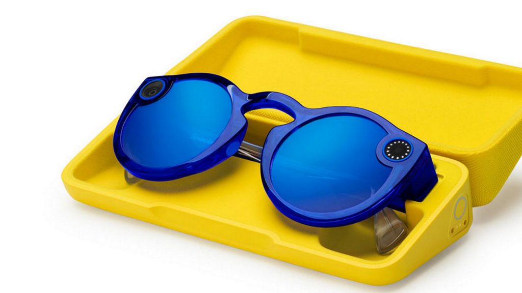 De tweede versie van Snapchat's Spectacles zonnebril met oplaadkoker