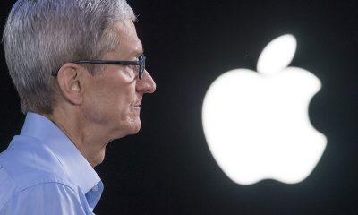 Apple topman Tim Cook naast het kenmerkende logo
