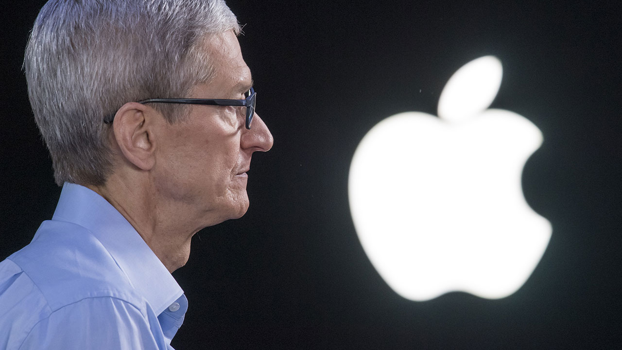 Apple topman Tim Cook naast het kenmerkende logo